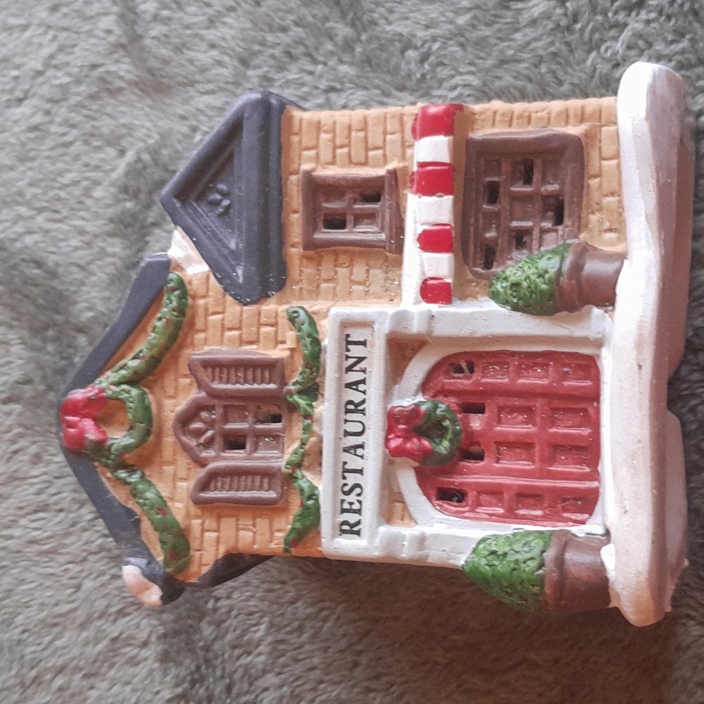 CHRISTMAS VILLAGE - Picture 2 of 5